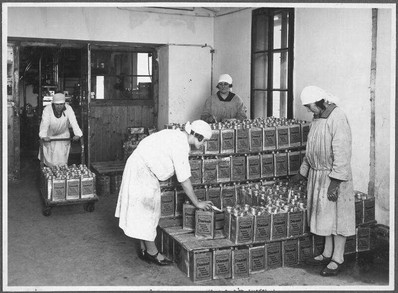 Frauenarbeit in der Stadlauer Malzfabrik in Wien 22, Smolagasse 1