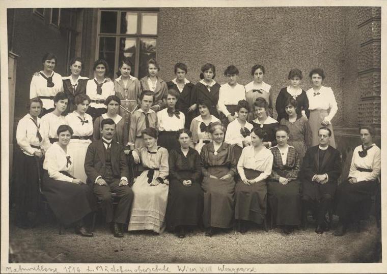 Maturaklasse des Mädchengymnasiums Wenzgasse in Wien 1916