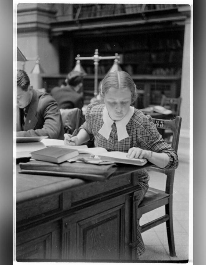 Studentin in der Universitätsbibliothek Wien 1938