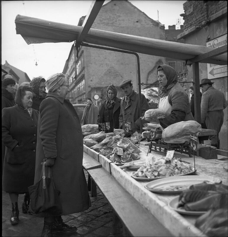 Hausfrauen kaufen Fleisch auf einem Bauernmarkt in Wien 1947