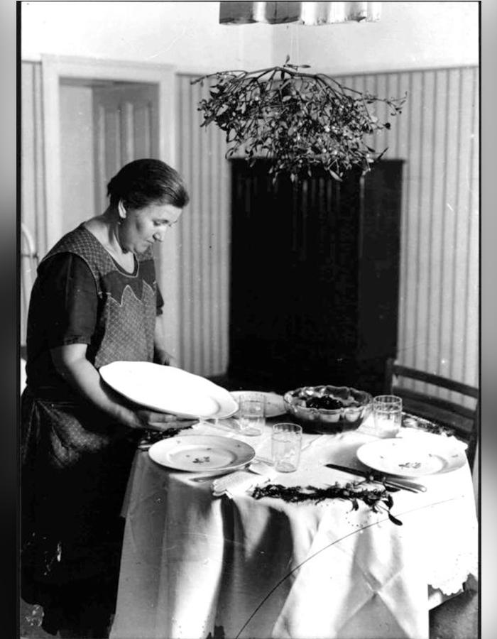 Hausfrau beim Tischdecken um 1933