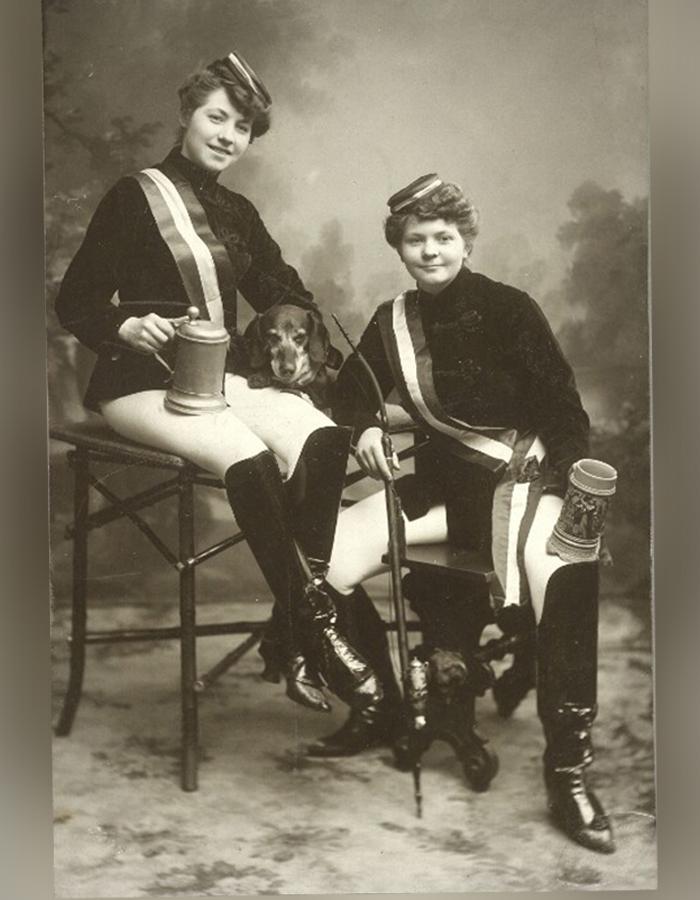 Nur als Studentinnen verkleidet: „Zwei Frauen in studentischer Kleidung“ 1890