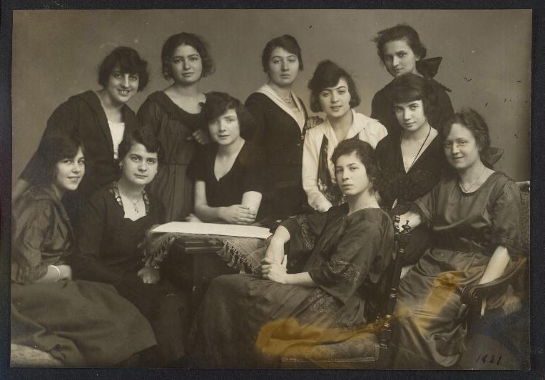 Schülerinnen der Akademie für Musik in Wien 1921