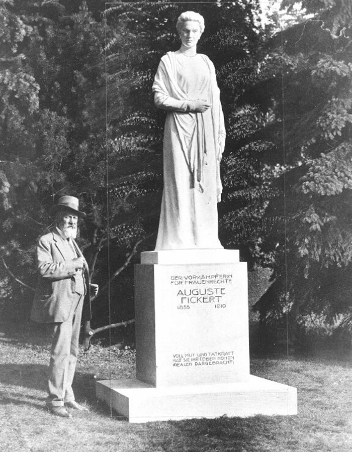 Der Bildhauer Franz Seifert vor seinem Denkmal für Auguste Fickert