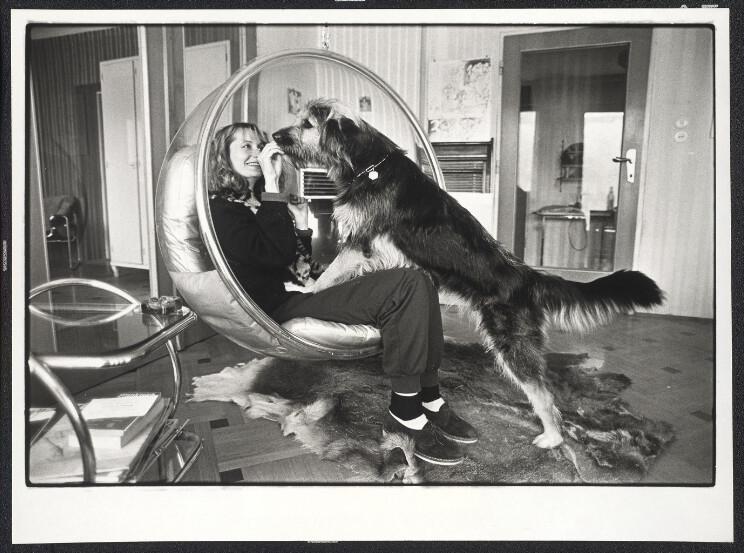 Elfriede Jelinek mit ihrem Hund 1983