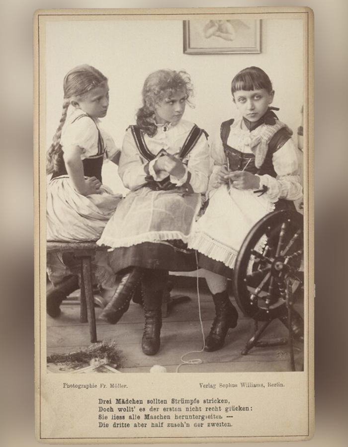 Drei Mädchen beim Handarbeiten, um 1900