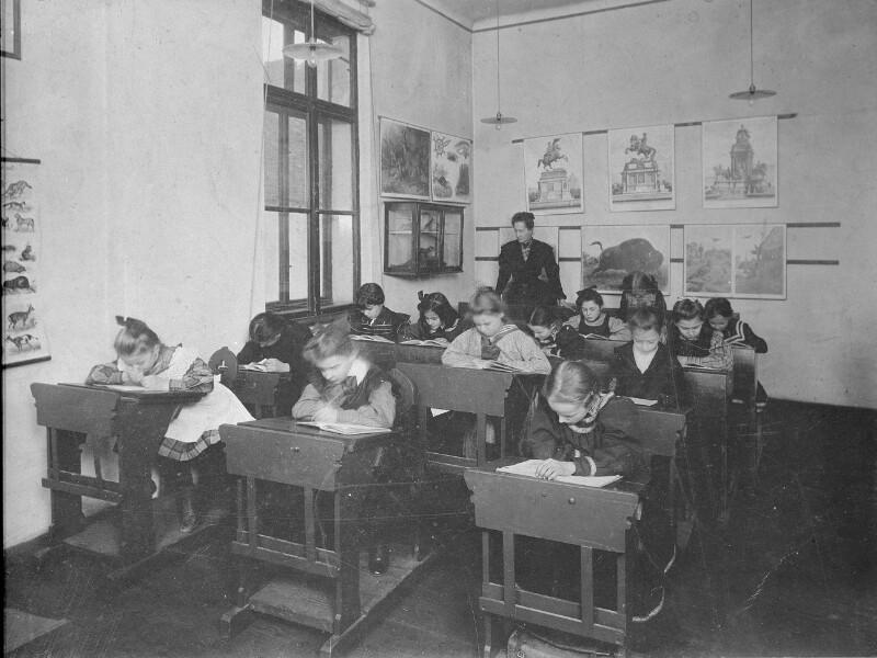 Schulzimmer einer Mädchenklasse um 1900