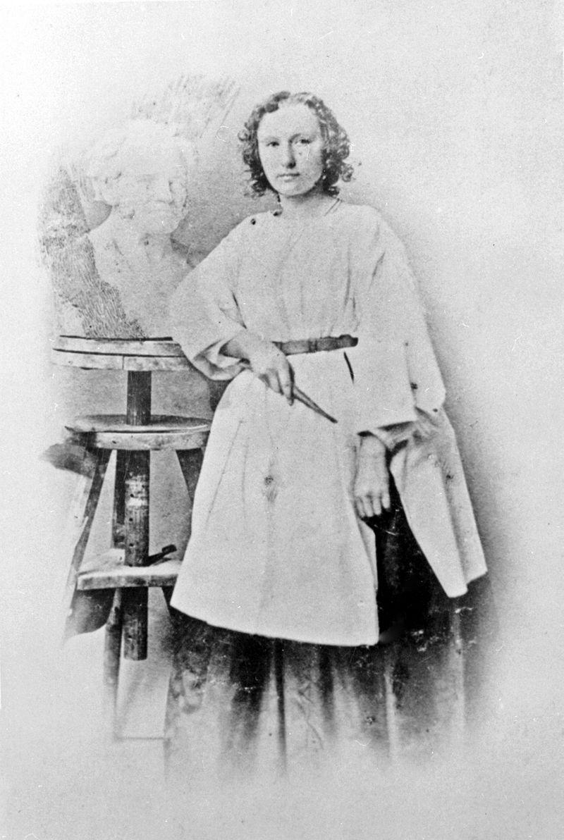 Elisabeth Ney in ihrem Atelier vor ihrer Büste Schopenhauers