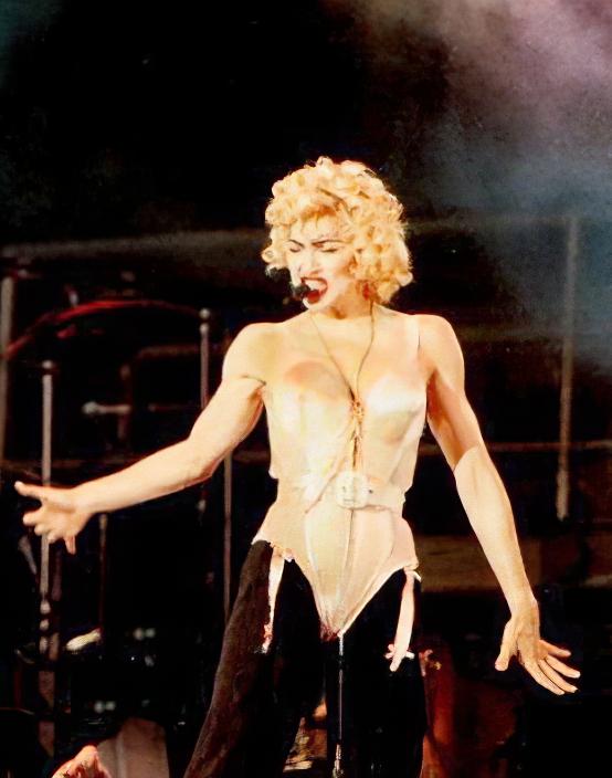 Madonna im Korsett auf der Bühne 1990