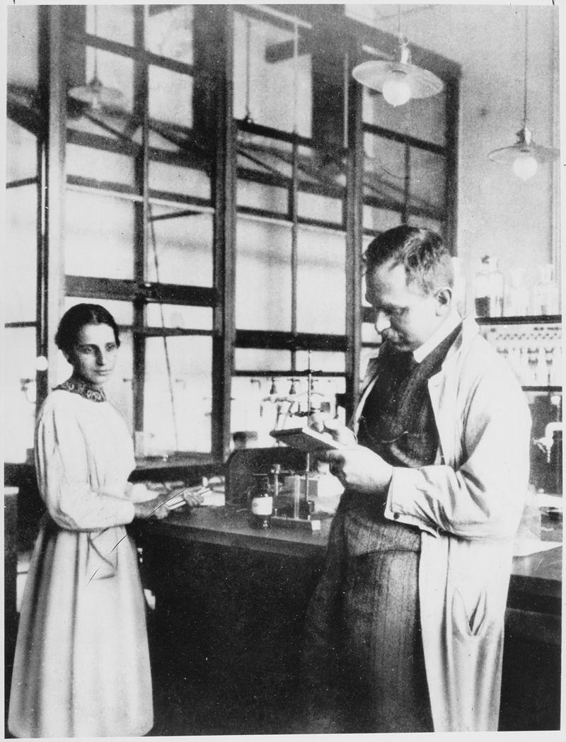 Liese Meitner mit Otto Hahn im Labor