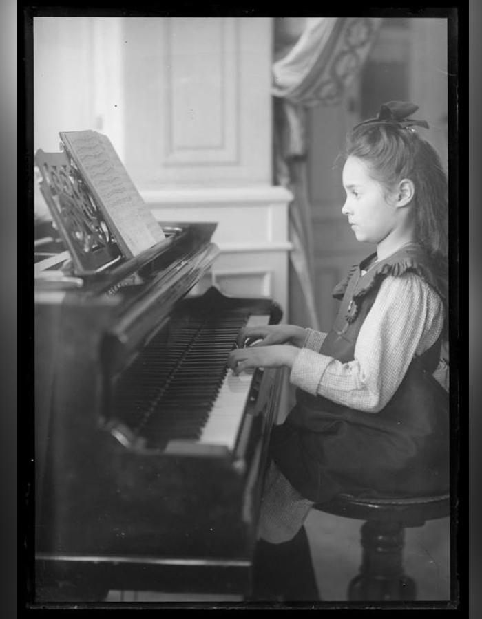 Ein Kind am Klavier 1915-1920