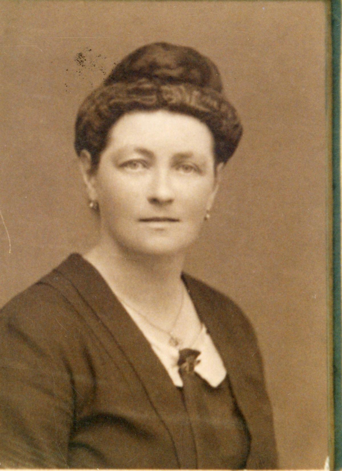 Schwarzweiss Portraitfoto von Pauline Hautz 1921, Stadtarchiv.